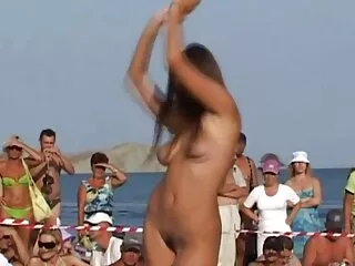 Quando entro nella mia stanza e vedo mia madre nuda film ertici gratis .