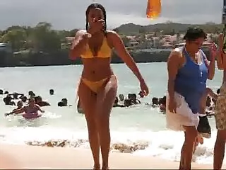Dopo film erotico hard averle dato un bel pompino si masturba